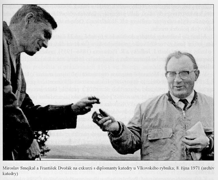 Miroslav Smejkal a Frantiek Dvok na exkurzi s diplomanty katedry u Vlkovskho rybnka; 8. jna 1971