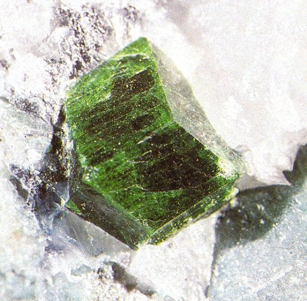 krystal zelenho uvarovitu