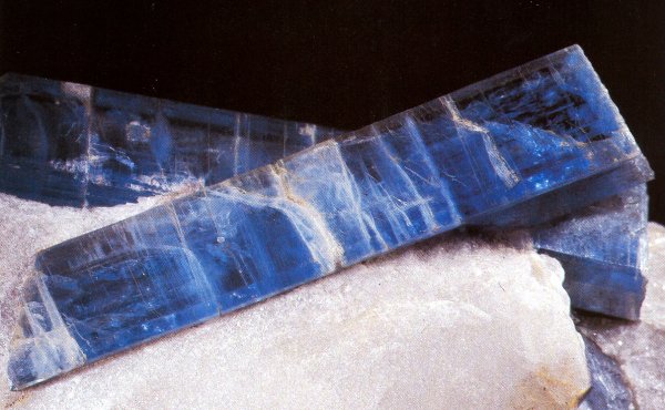 krystaly modrho kyanitu