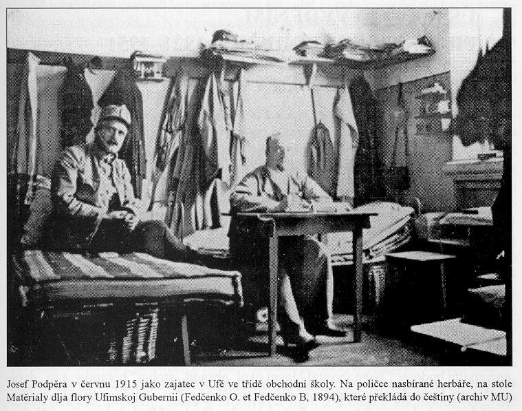 Josef Podpěra v červnu 1915 jako zajatec v Ufě ve třídě obchodní školy. Na poličce nasbírané herbáře, na stole Matěrialy dlja flory Ufimskoj gubernii, které překládá do češtiny