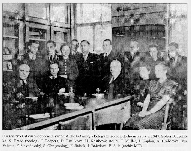 Osazenstvo Ústavu všeobecné a systematické botaniky s kolegy ze zoologického ústavu v r. 1947