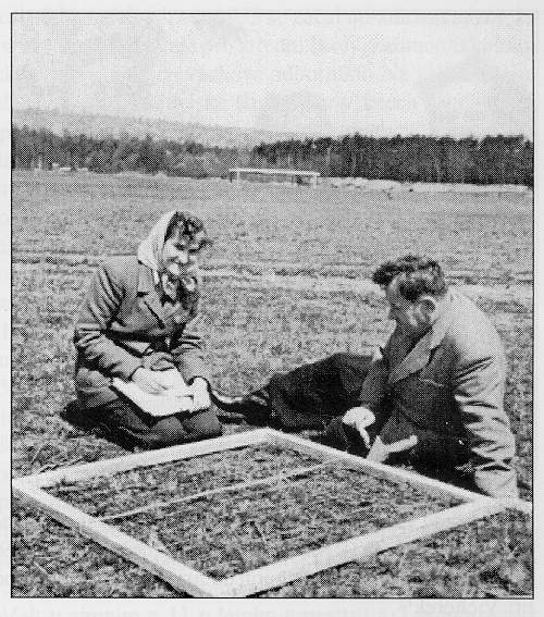 Bzenec 13. kvtna 1953: pi studiu repartice Marta Skybov a Jan marda