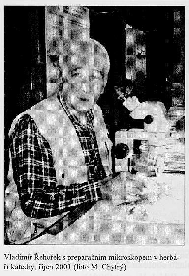 Vladimír Řehořek s preparačním mikroskopem v herbáři katedry; říjen 2001