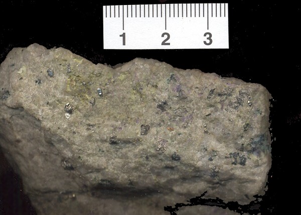 drobn krystalky arzenopyritu
