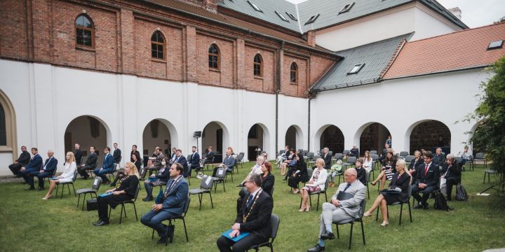 OFIŽ povýšilo o dva docentské akademické pracovníky